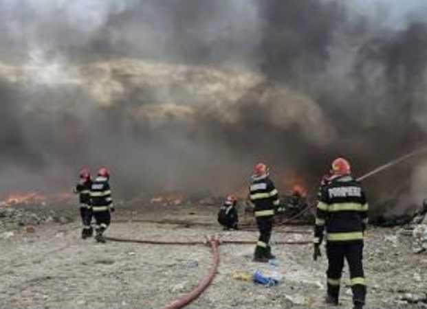 Incendiu de deșeuri în Târgoviște, pe strada Laminorului