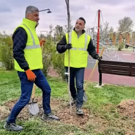 În municipiul Târgoviște continuă lucrările de amenajare a celui mai nou spațiu verde al orașului, situat în zona Complexul Turistic de Natație Târgoviște