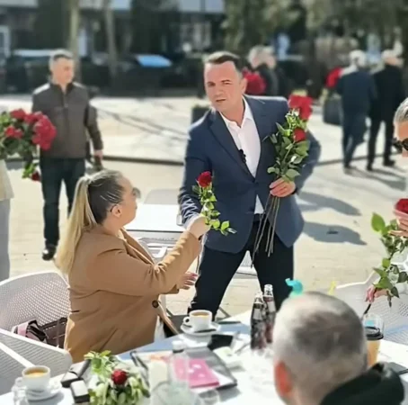 Primarul municipiului Târgoviște, Daniel Cristian Stan, a oferit flori doamnelor și domnișoarelor întâlnite în oraș, într-un gest simbolic de respect și apreciere