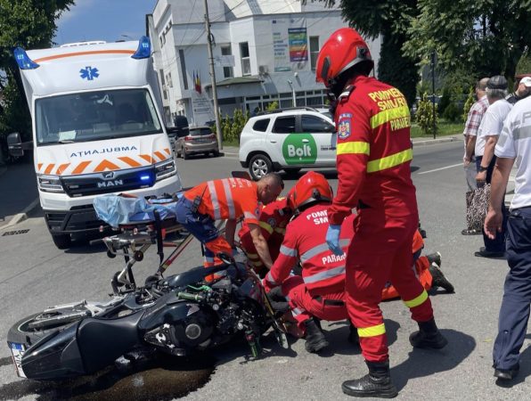ACCIDENT ÎN TÂRGOVIȘTE, MOTOCICLIST RĂNIT ÎNTR-O INTERSECȚIE AGLOMERATĂ ACCIDENT ÎN TÂRGOVIȘTE, MOTOCICLIST RĂNIT ÎNTR-O INTERSECȚIE AGLOMERATĂ