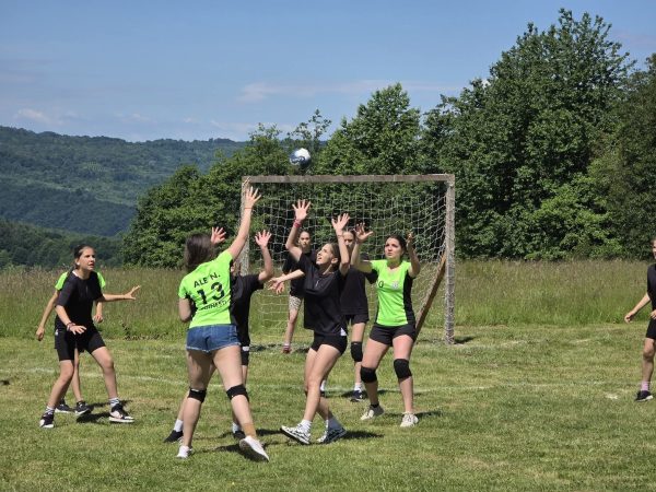 Dealul Prieteniei, sărbătoarea care unește comunitatea din Malu cu Flori Dealul Prieteniei, sărbătoarea care unește comunitatea din Malu cu Flori