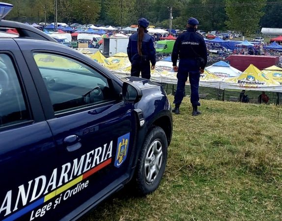 Jandarmii dâmbovițeni vor fi în mijlocul cetățenilor la manifestările publice din perioada următoare Jandarmii dâmbovițeni vor fi în mijlocul cetățenilor la manifestările publice din perioada următoare