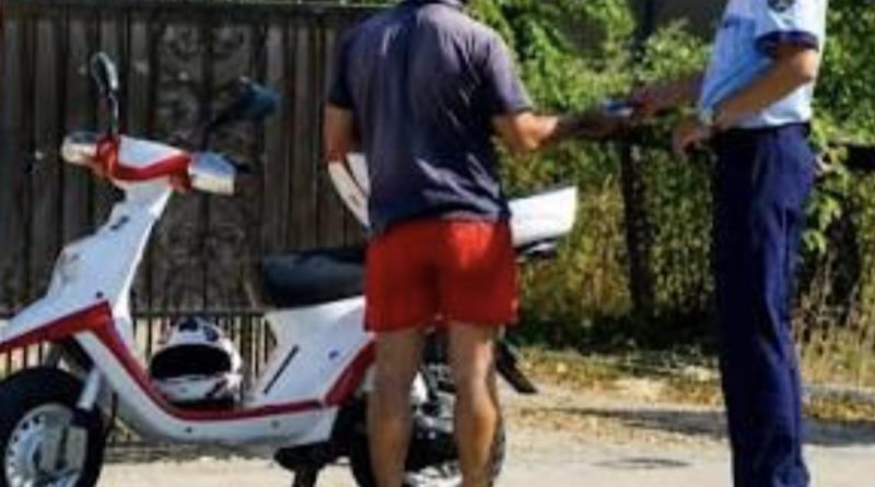  Moped neînmatriculat, condus de un minor, oprit de polițiști la Băleni