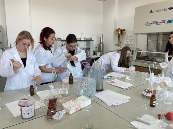 Parteneriat educațional între Universitatea „Valahia” și Liceul „Petru Cercel” Târgoviște: proiect dedicat promovării științei în rândul elevilor Parteneriat educațional între Universitatea „Valahia” și Liceul „Petru Cercel” Târgoviște: proiect dedicat promovării științei în rândul elevilor