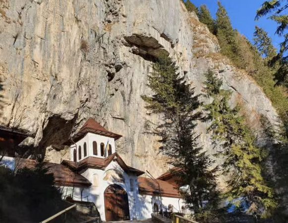 Peștera Ialomiței, o experiență de neratat în Munții Bucegi Peștera Ialomiței, o experiență de neratat în Munții Bucegi