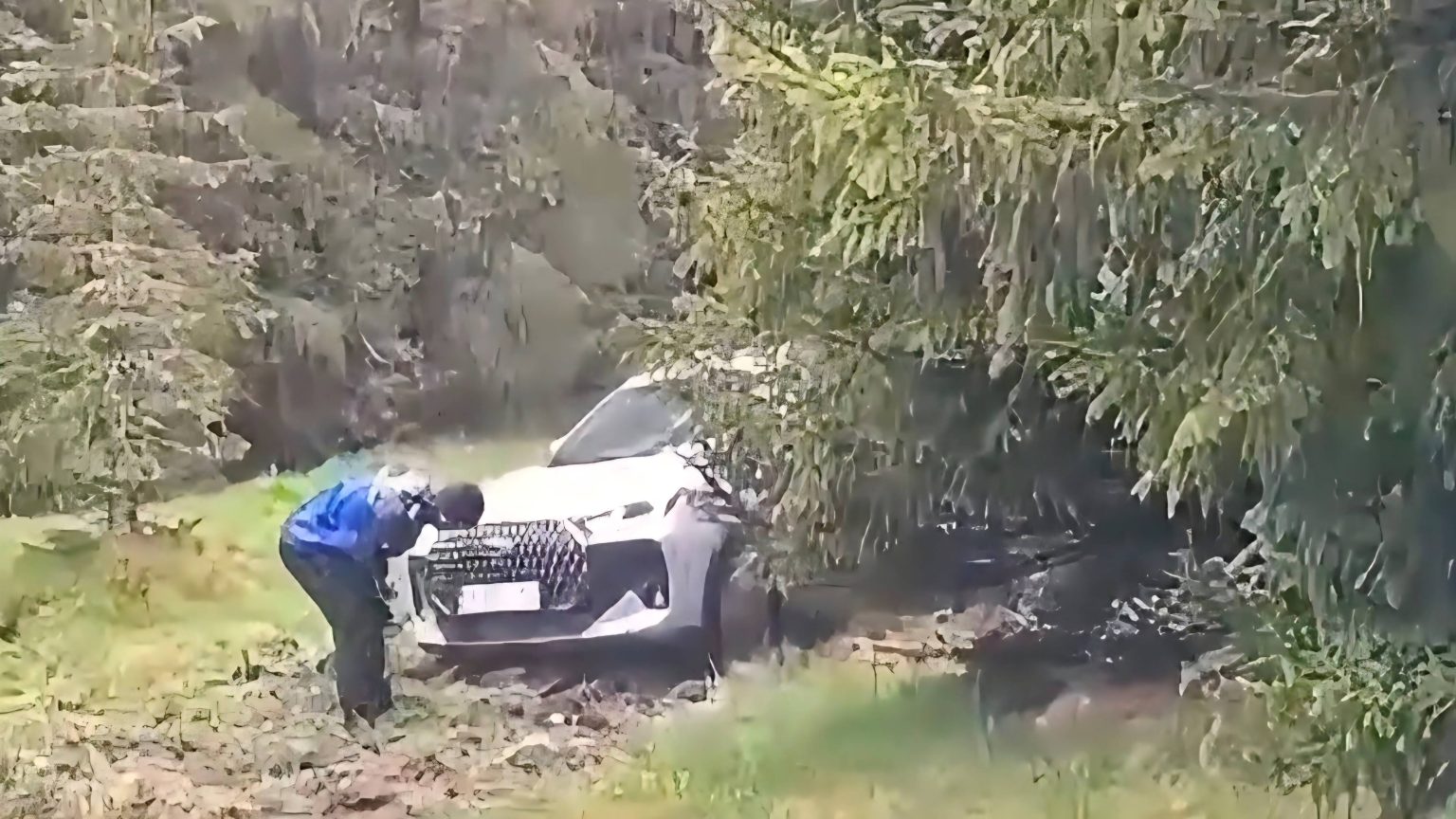 Turist ucrainean, sprijinit de jandarmii montani după ce a rămas blocat cu mașina în mlaștină