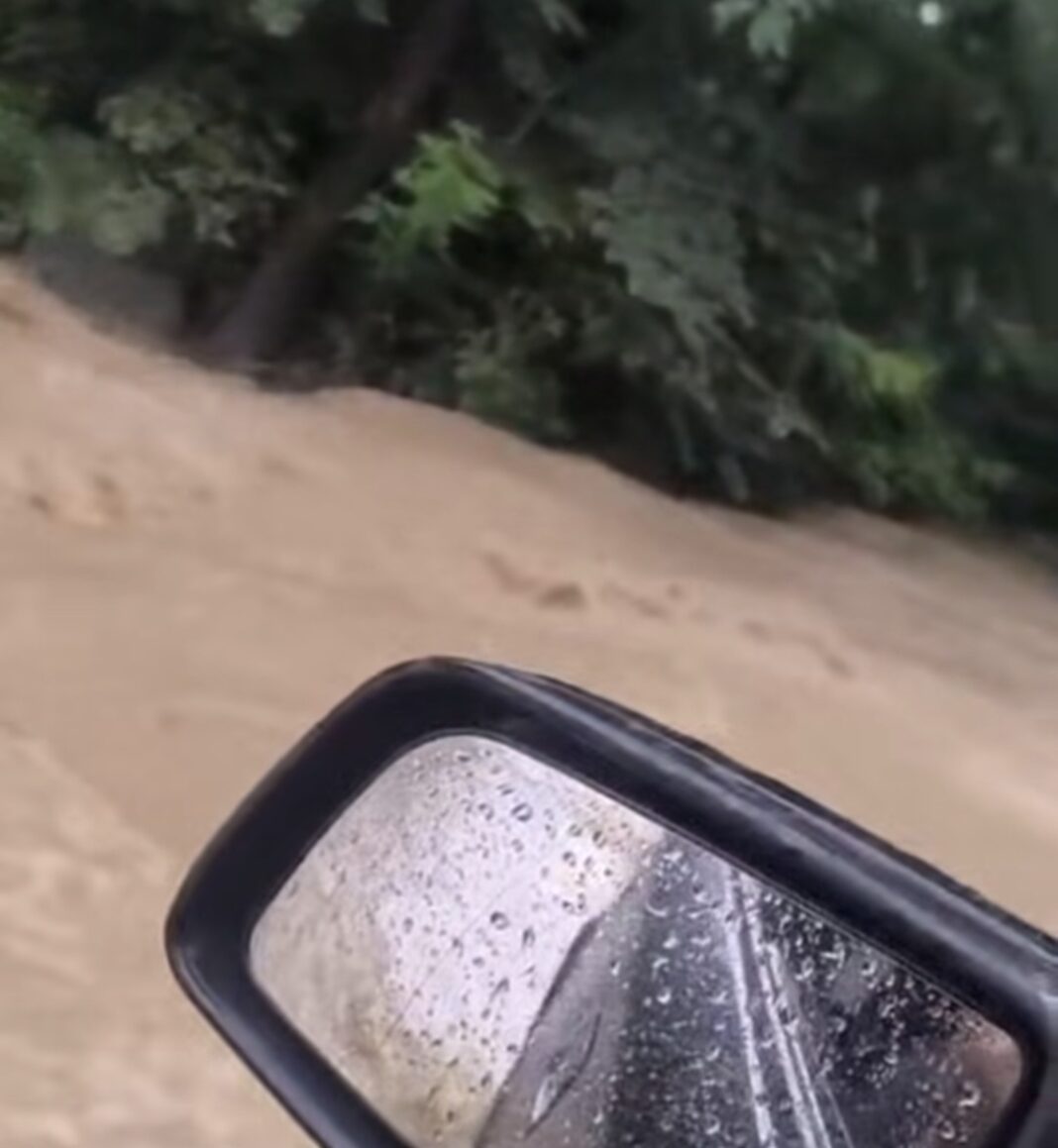 ȘOSEA ÎNGHIȚITĂ DE VIITURĂ