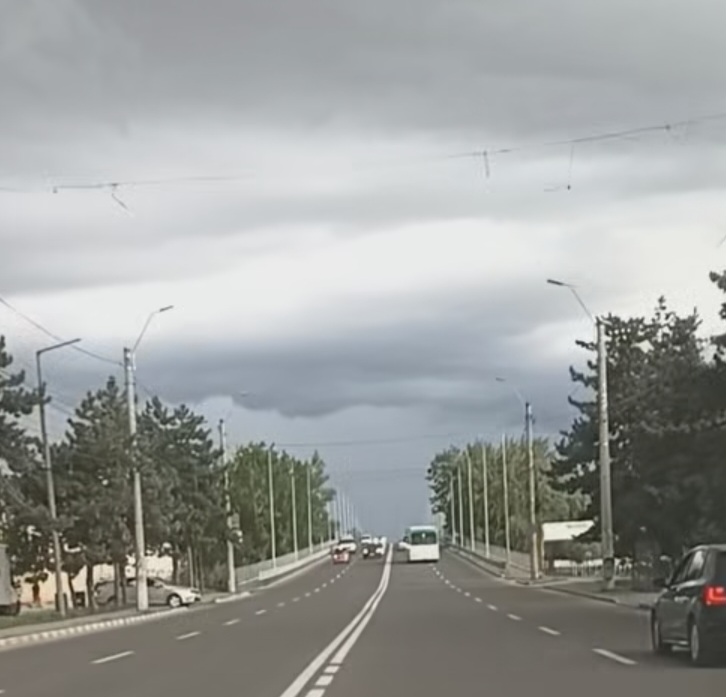 Vreme schimbătoare: canicula se retrage, urmează ploi, vijelii și grindină
