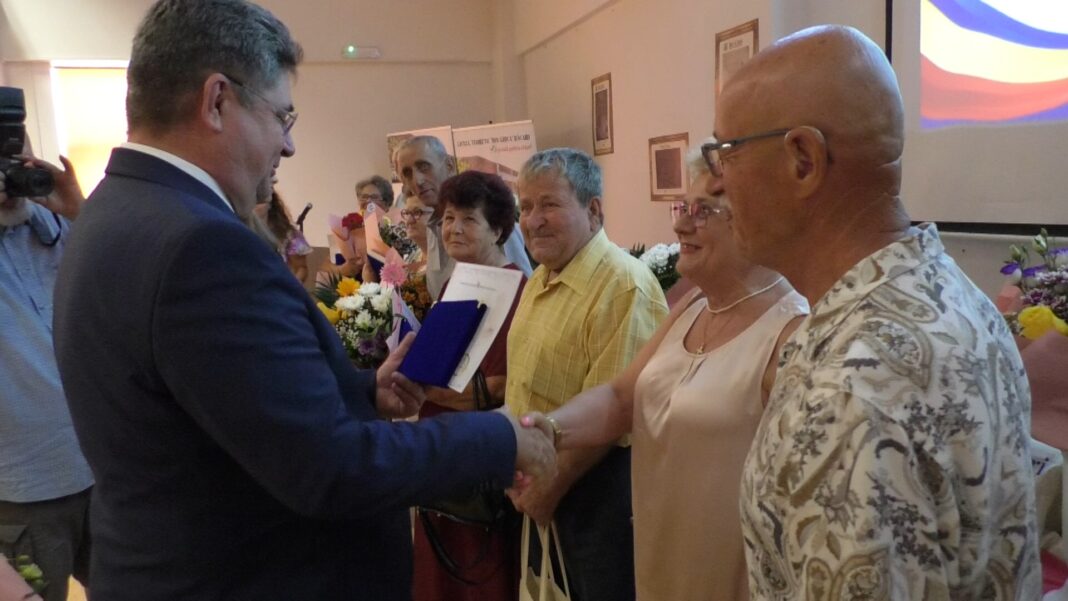 Iubire de-o viață la Răcari! Nouă cupluri au fost premiate după 50 de ani de căsnicie. VIDEO