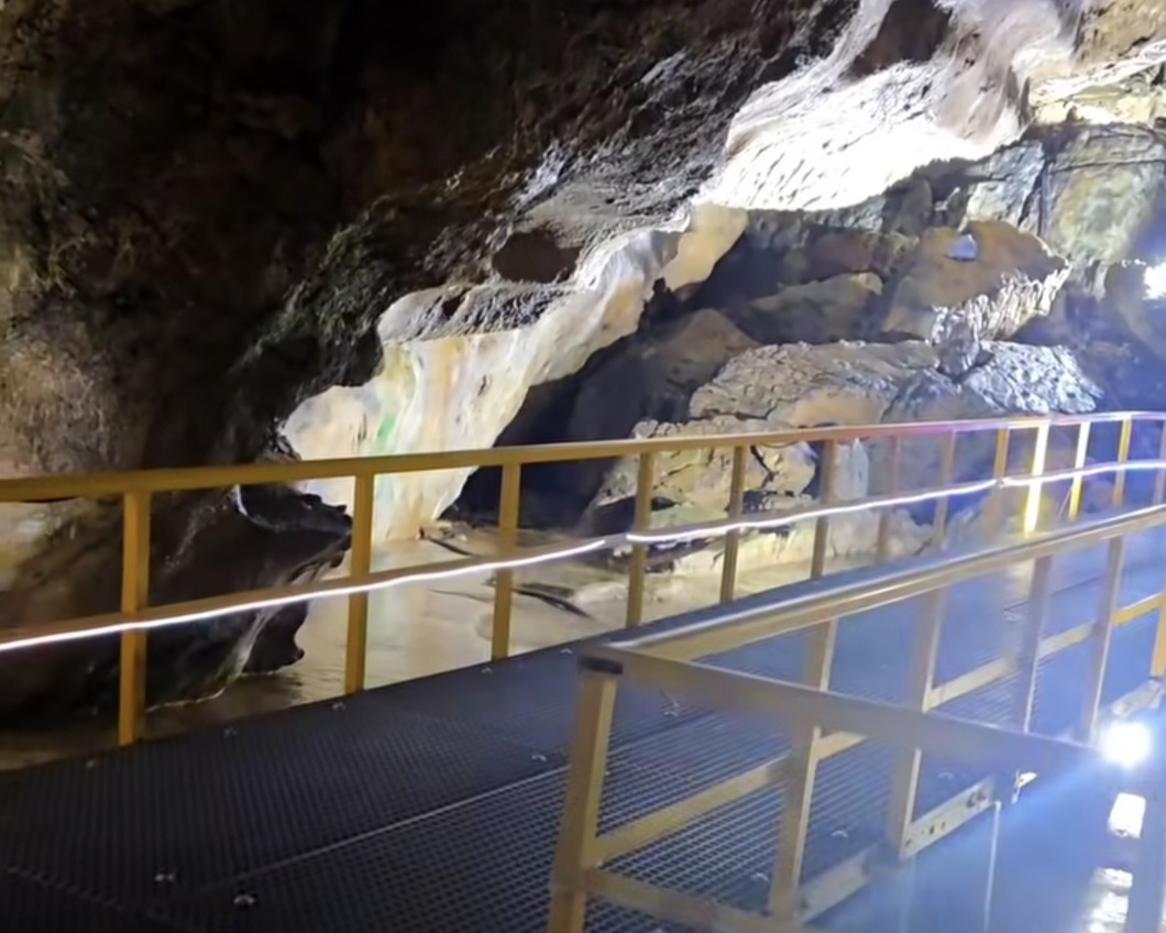 Descoperă Peștera Ialomiței! Răcoare, aventură și peisaje spectaculoase în inima Bucegilor