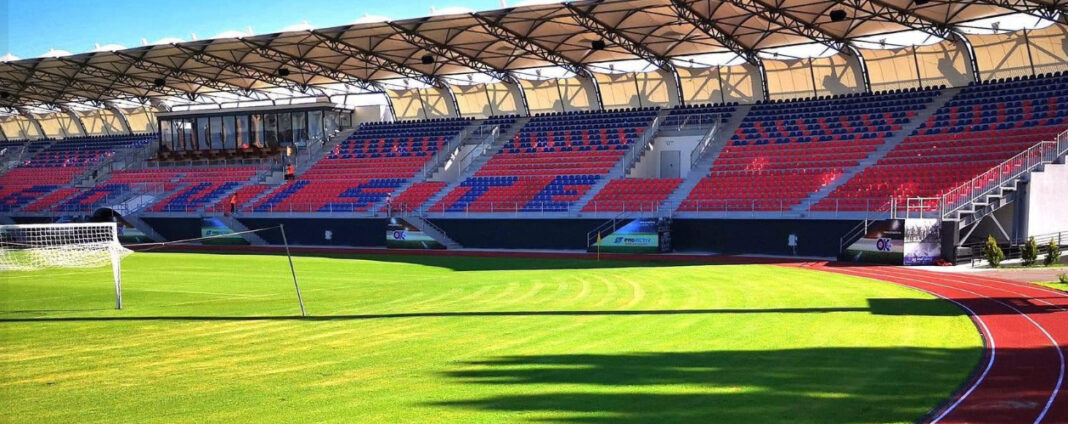 Târgoviștea a devenit o variantă serioasă pentru partida FCSB – UTA. Gardoș: „Se va umple stadionul” Fostul internațional Florin Gardoș a fost implicat în vizita lui Florin Cernat la stadion și i-a prezentat oficialului FCSB arena din Târgoviște. Mesajul transmis este unul extrem de puternic pentru oraș: interesul pentru partida cu UTA ar putea fi uriaș. „În Târgoviște sunt mulți steliști. Se va umple stadionul, nu am niciun dubiu”, a declarat Gardoș pentru Digi Sport. Fostul fundaș a remarcat și asemănarea dintre vestiarele stadionului târgoviștean și cele ale vechiului Ghencea. „Vestiarele arată ca pe vechiul Ghencea. Totul roș-albastru, același tip de mobilier”, a povestit Gardoș. „Gazonul se prezintă foarte bine” Și Florin Cernat a avut cuvinte de apreciere pentru stadionul din Târgoviște. Oficialul FCSB a transmis că arena târgovișteană este, în acest moment, una dintre puținele variante care oferă condițiile dorite de campioană. „Gazonul se prezintă foarte bine. Nu mai avem alte variante în afară de Târgoviște, care să aibă un teren bun”, a transmis Cernat. Arena din Târgoviște are 8.500 de locuri și a costat aproximativ 15 milioane de euro. Pentru oraș, o partidă de SuperLiga cu FCSB ar reprezenta mai mult decât un simplu meci. Ar fi o confirmare că noul stadion poate găzdui evenimente sportive importante și poate atrage din nou atenția la nivel național. Târgoviștea, în fața unei seri speciale Dacă partida cu UTA va fi confirmată oficial pe „Eugen Popescu”, atmosfera se anunță una specială. FCSB are o bază importantă de suporteri și la Târgoviște, iar stadionul ar putea deveni rapid neîncăpător. Mai mult, reprezentanții Chindiei speră ca arena să poată găzdui în viitor și alte formații importante, inclusiv în Cupa României. Pentru Târgoviște, mesajul venit dinspre FCSB este clar: stadionul „Eugen Popescu” este considerat o variantă serioasă pentru fotbalul de top din România. Iar dacă FCSB va veni la Târgoviște, orașul ar putea avea parte de una dintre cele mai spectaculoase seri fotbalistice din ultimii ani